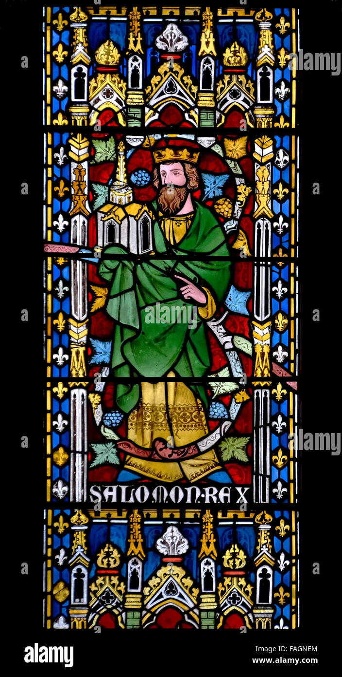 London, England, Vereinigtes Königreich. Allerheiligenkirche, Margaret Street. Glasmalerei: Westfenster (1877 von Alexander Gibbs) König Solomon... Stockfoto