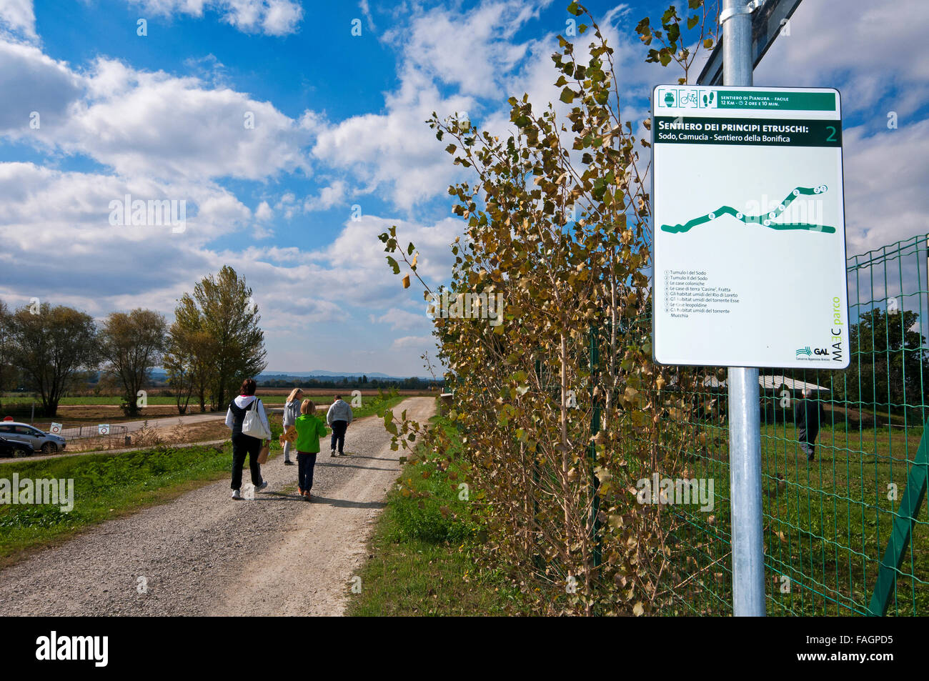 Menschen zu Fuß auf den Weg in der Nähe der archäologischen Park von Sodo (Tumulo II), Cortona, Toskana, Italien Stockfoto