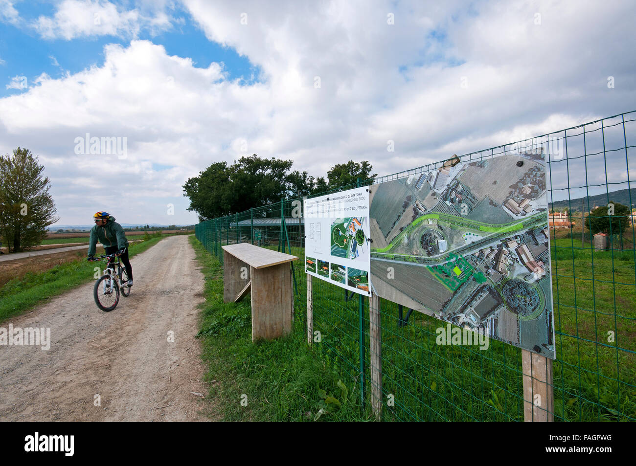 Radfahren auf dem Radweg in der Nähe der archäologischen Park von Sodo (Tumulo II), Cortona, Toskana, Italien Stockfoto