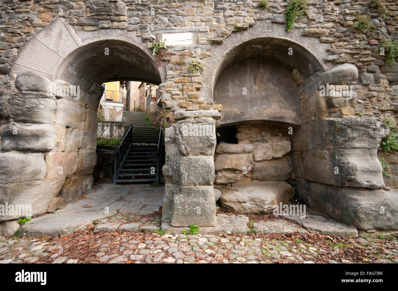 Antikes zweibogigen Tor (Porta Bifora), Cortona, Toskana, Italien Stockfoto
