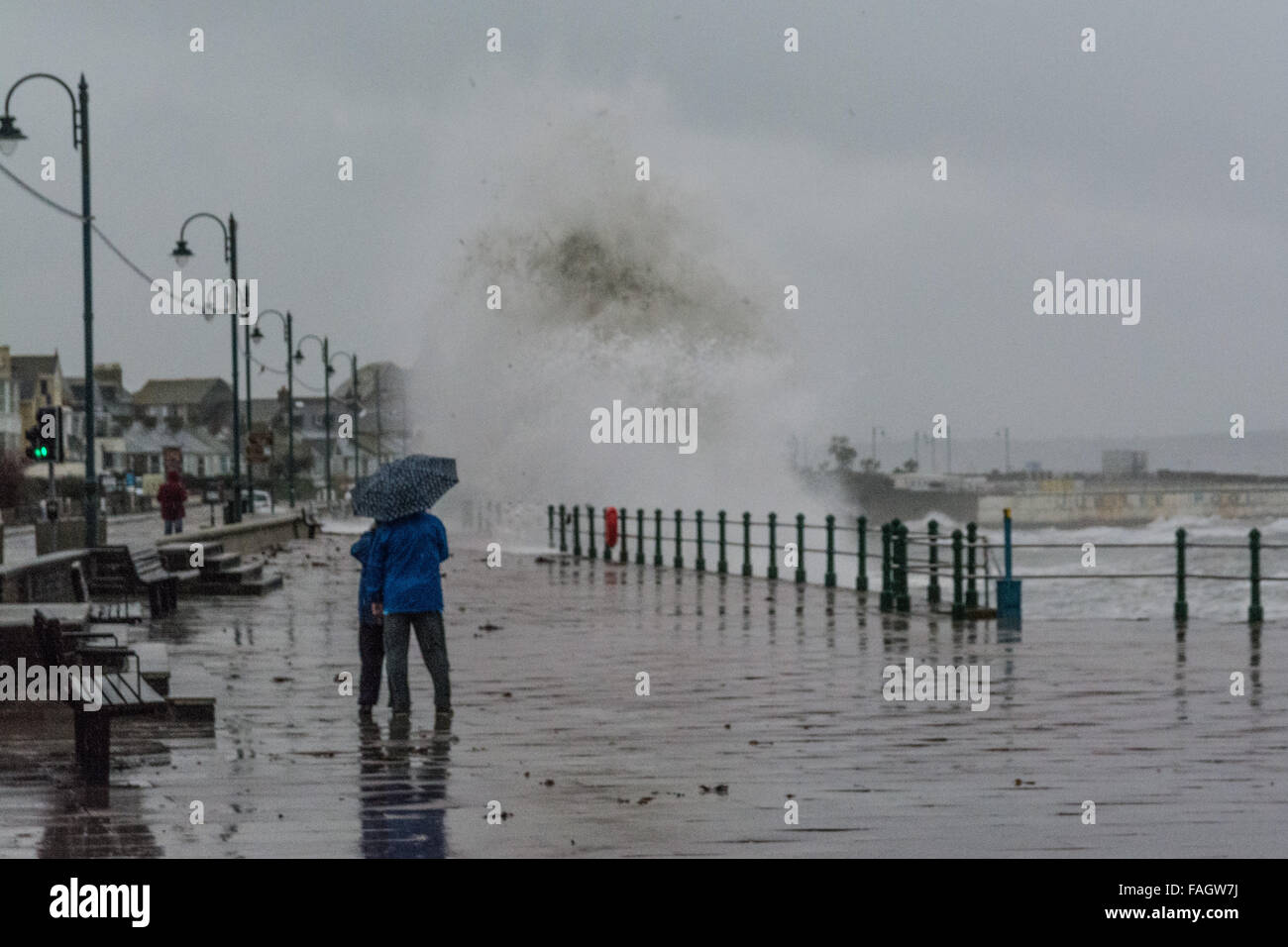 Penzance, Cornwall, UK. 30. Dezember 2015. Großbritannien Wetter. Frank Sturm kombiniert mit hohen Gezeiten macht Polizei Penzance-Meer-Straße in der Nähe. Bildnachweis: Simon Yates/Alamy Live-Nachrichten Stockfoto