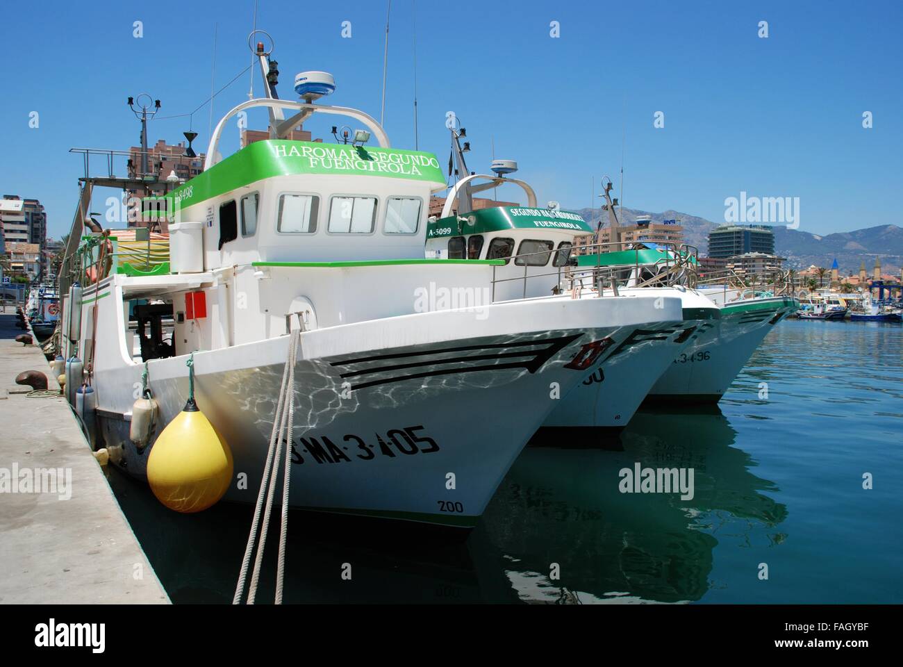 Traditionelle Fischerboote in den Hafen von Fuengirola, Provinz Malaga, Andalusien, Spanien, Westeuropa. Stockfoto
