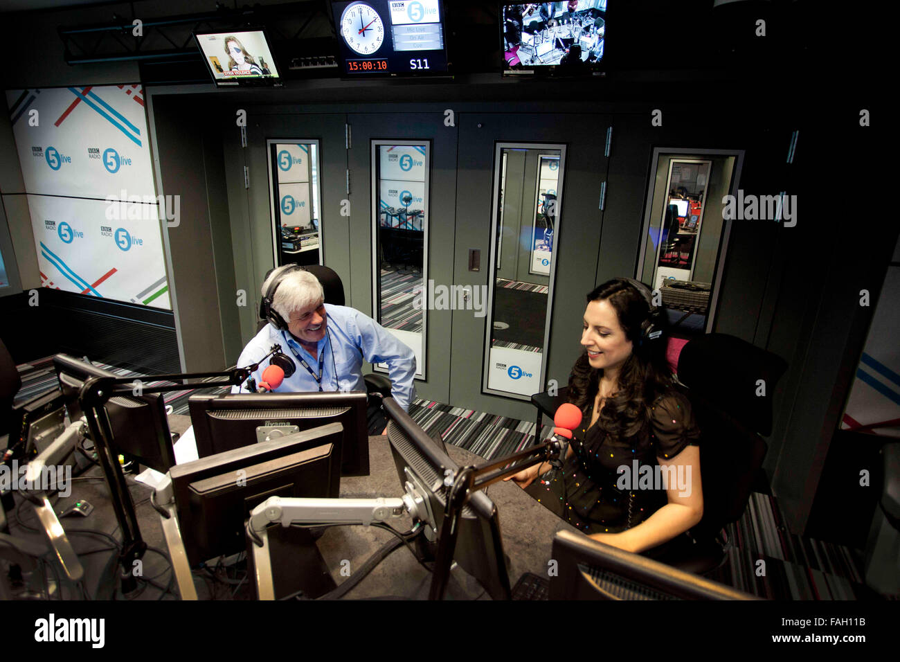 Aasmah Mir und Peter Allen in einem Radio 5 Live-Studio in der Medienstadt, Salford Stockfoto