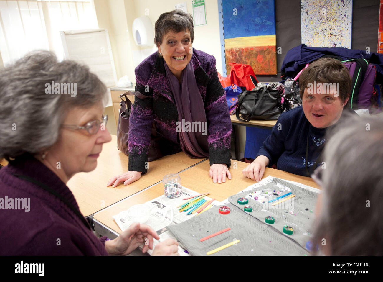 Julie Hilling MP Besuche Westhoughton Community Learning Centre, Bolton, Großbritannien Stockfoto