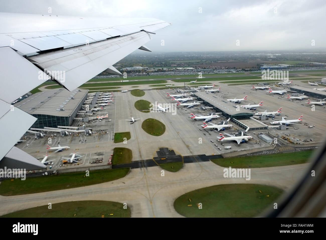 Ein Schuß aus einem Flugzeug, wie es Geschichten vom Flughafen Heathrow, London, Großbritannien. Flugzeuge am Boden gegen das Terminal geparkt. Stockfoto