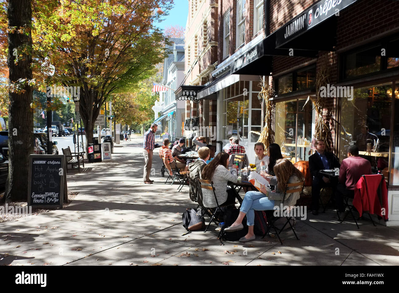 Eine Gruppe von Menschen, die genießen Kaffee und Snacks außerhalb Cafés auf der Hauptstraße, die durch Princeton Stockfoto