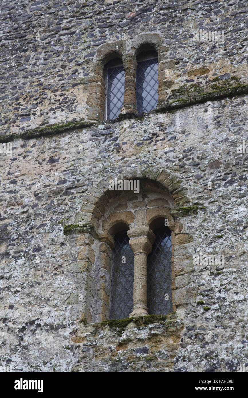 Saxon Church of St. Peter und St. Paul, Albury, Surrey, England Turm Fensterdetails Stockfoto