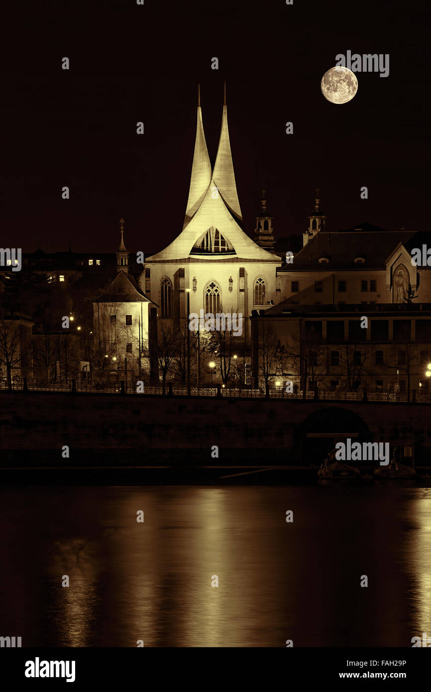 Antike Stadt Prag bei Nacht mit dem Fluss Vltava im Sepia-Ton. Stockfoto