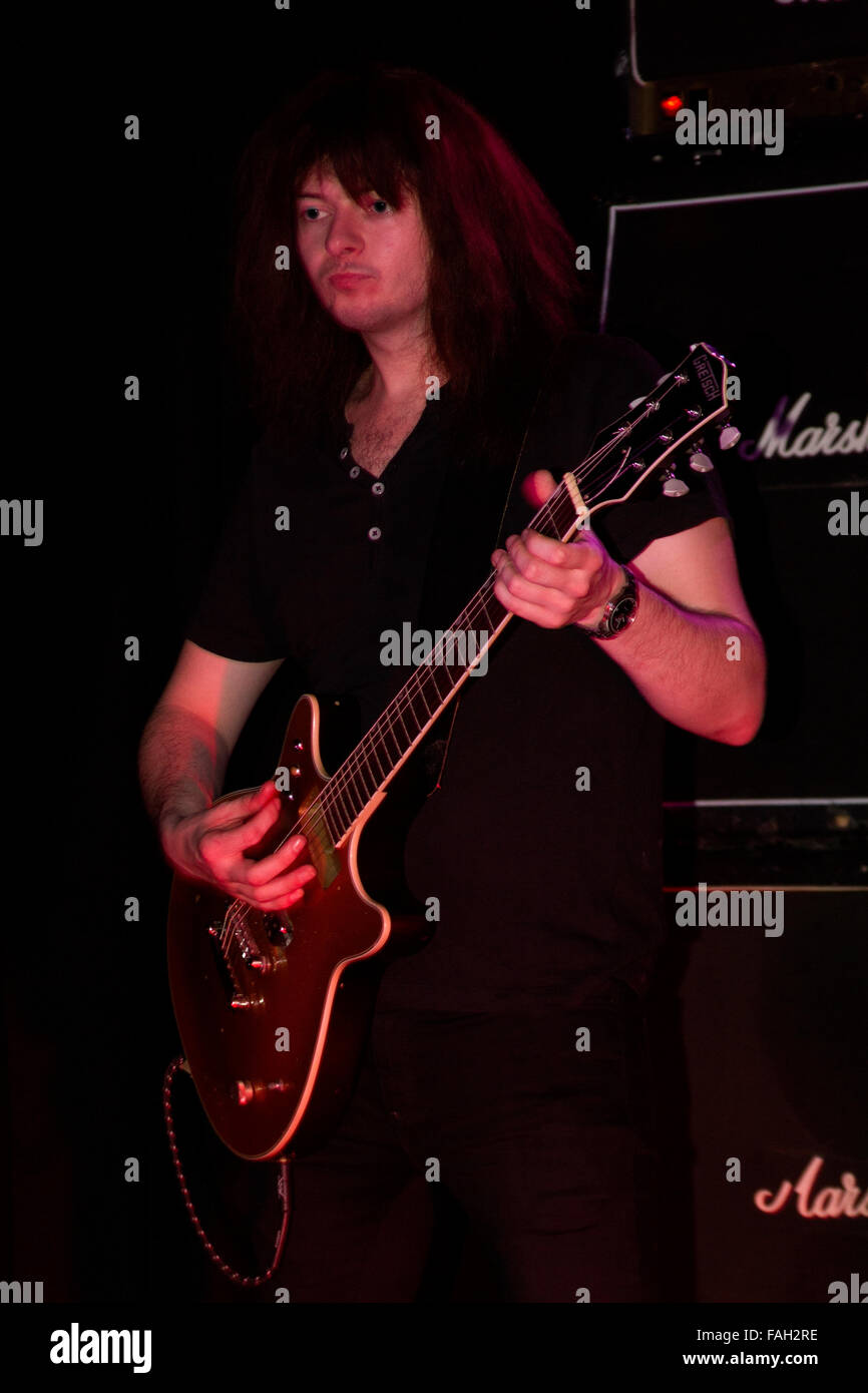 Dundee, Tayside, Scotland, UK, 29. Dezember 2015. AC/DC Tribute-Rock-Band "AC/DC UK" live spielen in der Beat-Generator-Diskothek in Dundee. Rhythmus-Gitarrist Bill Voccia (Malcolm Young). © Dundee Photographics / Alamy Live News. Stockfoto