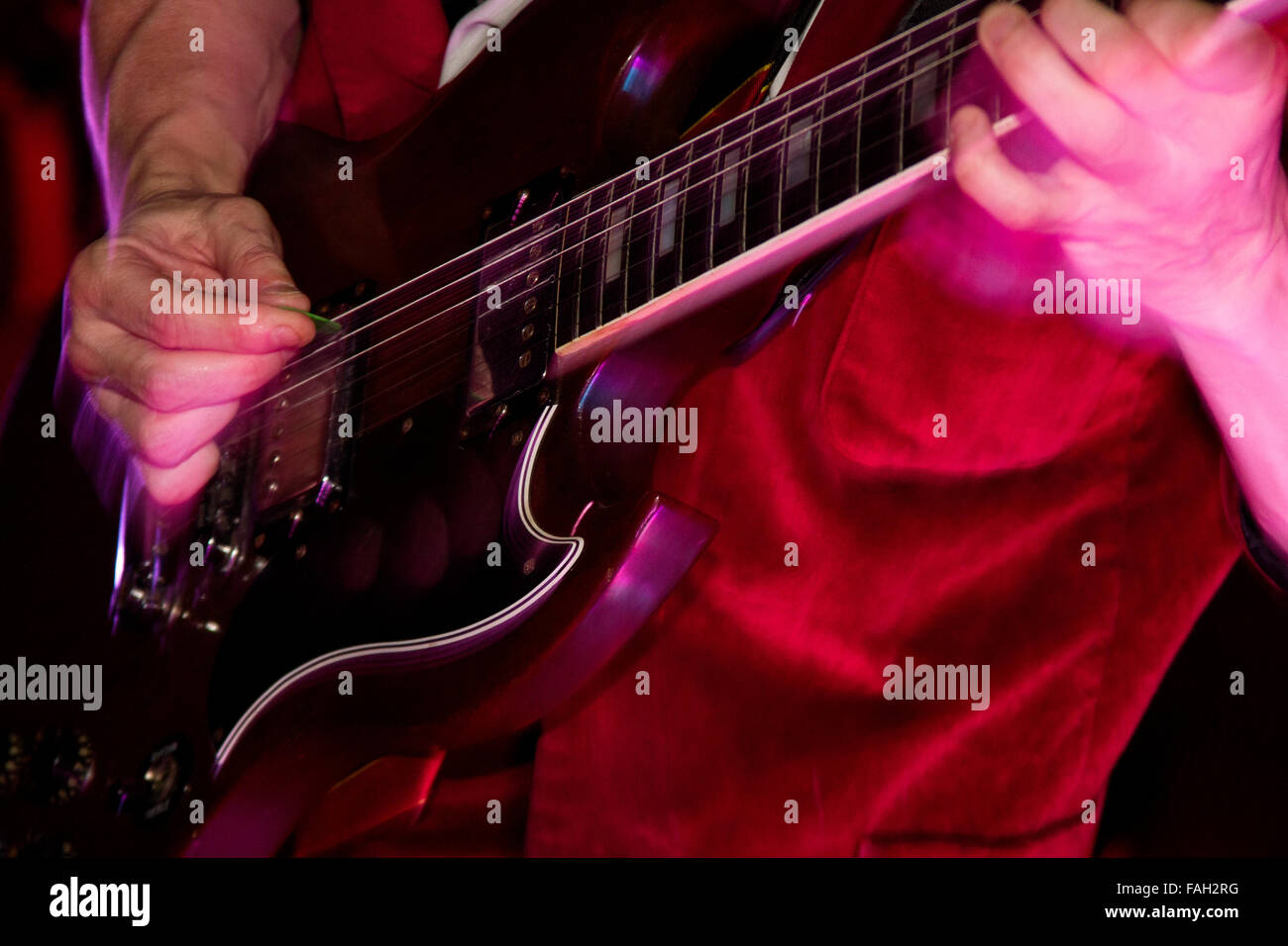 Dundee, Tayside, Scotland, UK, 29. Dezember 2015. AC/DC Tribute-Rock-Band "AC/DC UK" spielen live in der Beat-Generator-Diskothek in Dundee / Lead Gitarrist Mike (Angus Young) seine Gibson-S-G-Gitarre zu spielen. © Dundee Photographics / Alamy Live News. Stockfoto