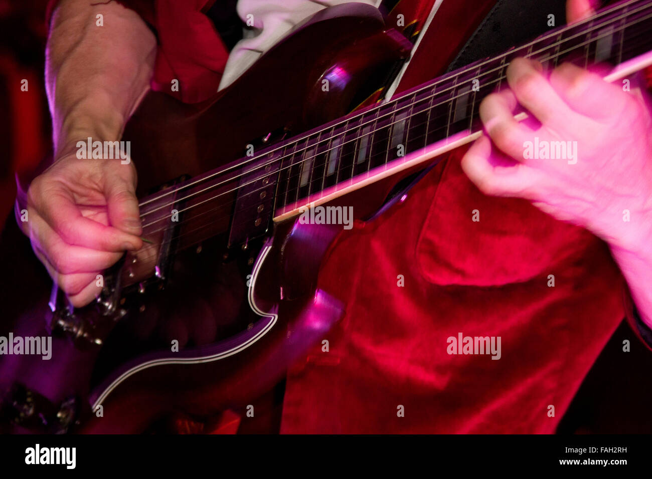 Dundee, Tayside, Scotland, UK, 29. Dezember 2015. AC/DC Tribute-Rock-Band "AC/DC UK" spielen live in der Beat-Generator-Diskothek in Dundee / Lead Gitarrist Mike (Angus Young) seine Gibson-S-G-Gitarre zu spielen. © Dundee Photographics / Alamy Live News. Stockfoto