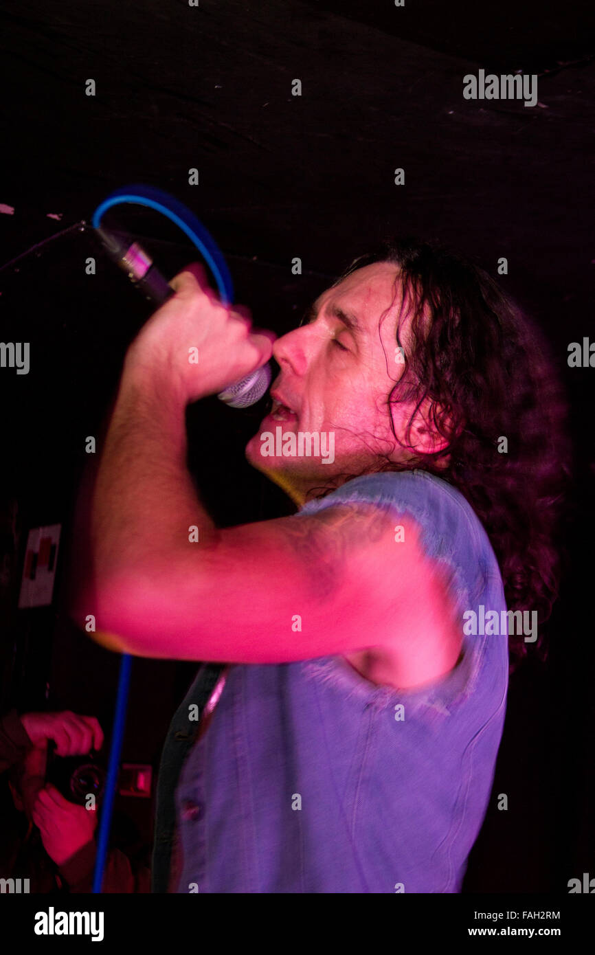 Dundee, Tayside, Scotland, UK, 29. Dezember 2015. AC/DC Tribute-Rock-Band "AC/DC UK" live spielen in der Beat-Generator-Diskothek in Dundee. Sänger Chris Antos (Bon Scott / Brian Johnson). © Dundee Photographics / Alamy Live News. Stockfoto
