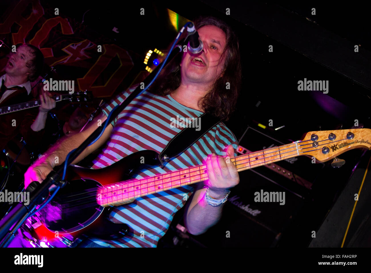 Dundee, Tayside, Scotland, UK, 29. Dezember 2015. AC/DC Tribute-Rock-Band "AC/DC UK" live spielen in der Beat-Generator-Diskothek in Dundee. Bass-Gitarrist Bill Bowden (Cliff Williams) und Schlagzeuger Billy Rauff (Phil Rudd). © Dundee Photographics / Alamy Live News. Stockfoto