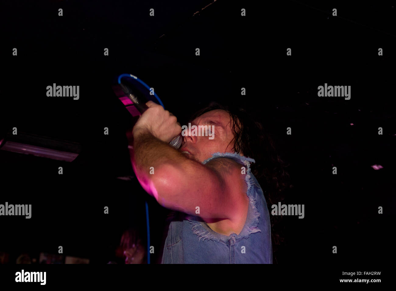 Dundee, Tayside, Scotland, UK, 29. Dezember 2015. AC/DC Tribute-Rock-Band "AC/DC UK" live spielen in der Beat-Generator-Diskothek in Dundee. Sänger Chris Antos (Bon Scott / Brian Johnson). © Dundee Photographics / Alamy Live News. Stockfoto