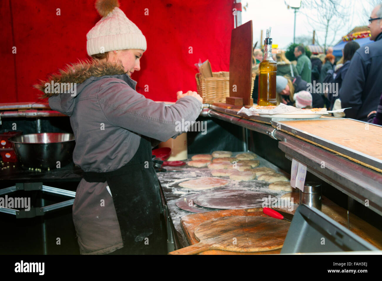 Markt Standbesitzer machen frische Pizzen, Weihnachtsmarkt, Jimmys Farm, Ipswich, UK, Dezember 2015 Stockfoto