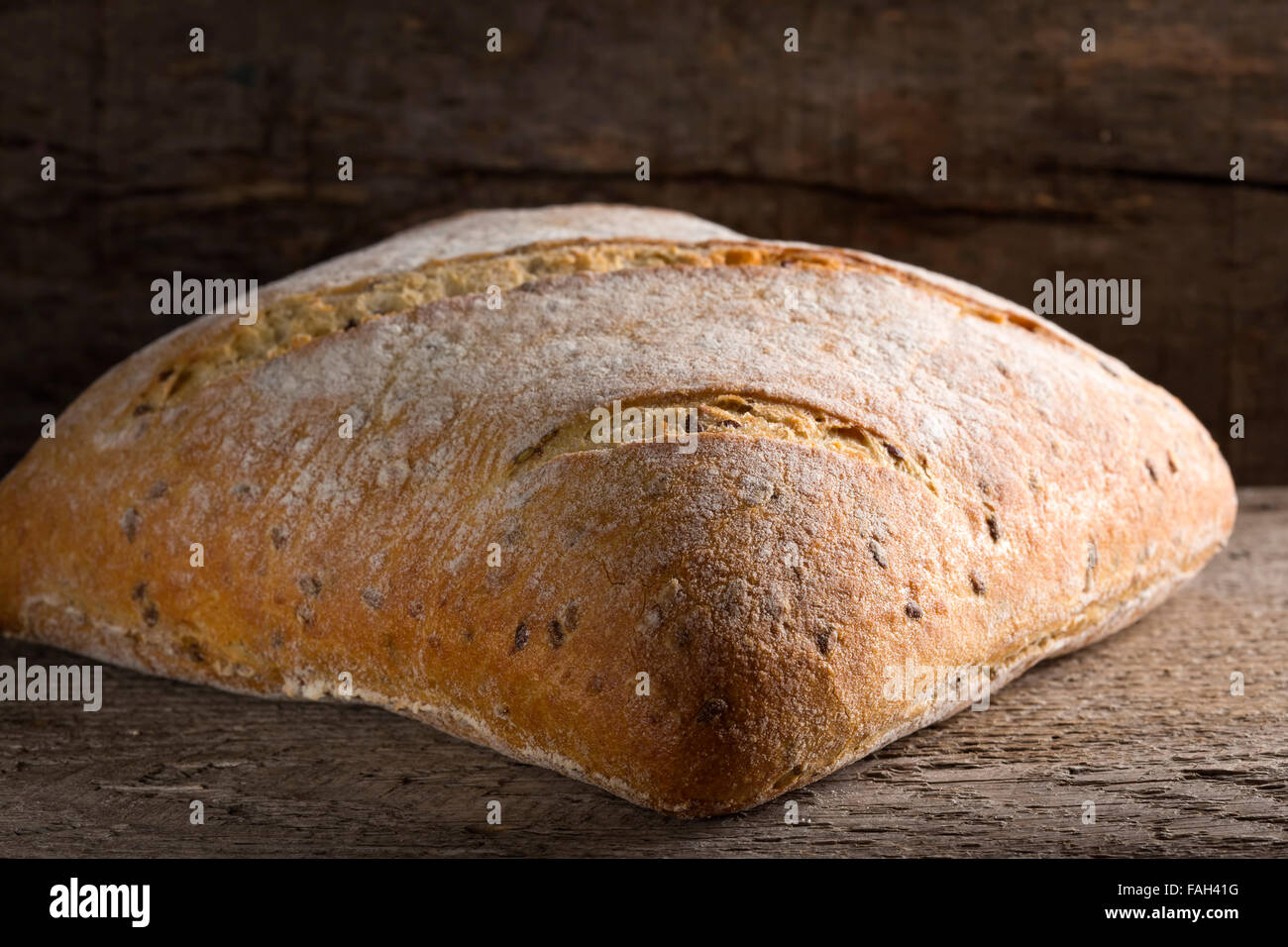 Hausgemachte, frisch gebackenes Brotlaib über rustikale Holz Hintergrund Stockfoto