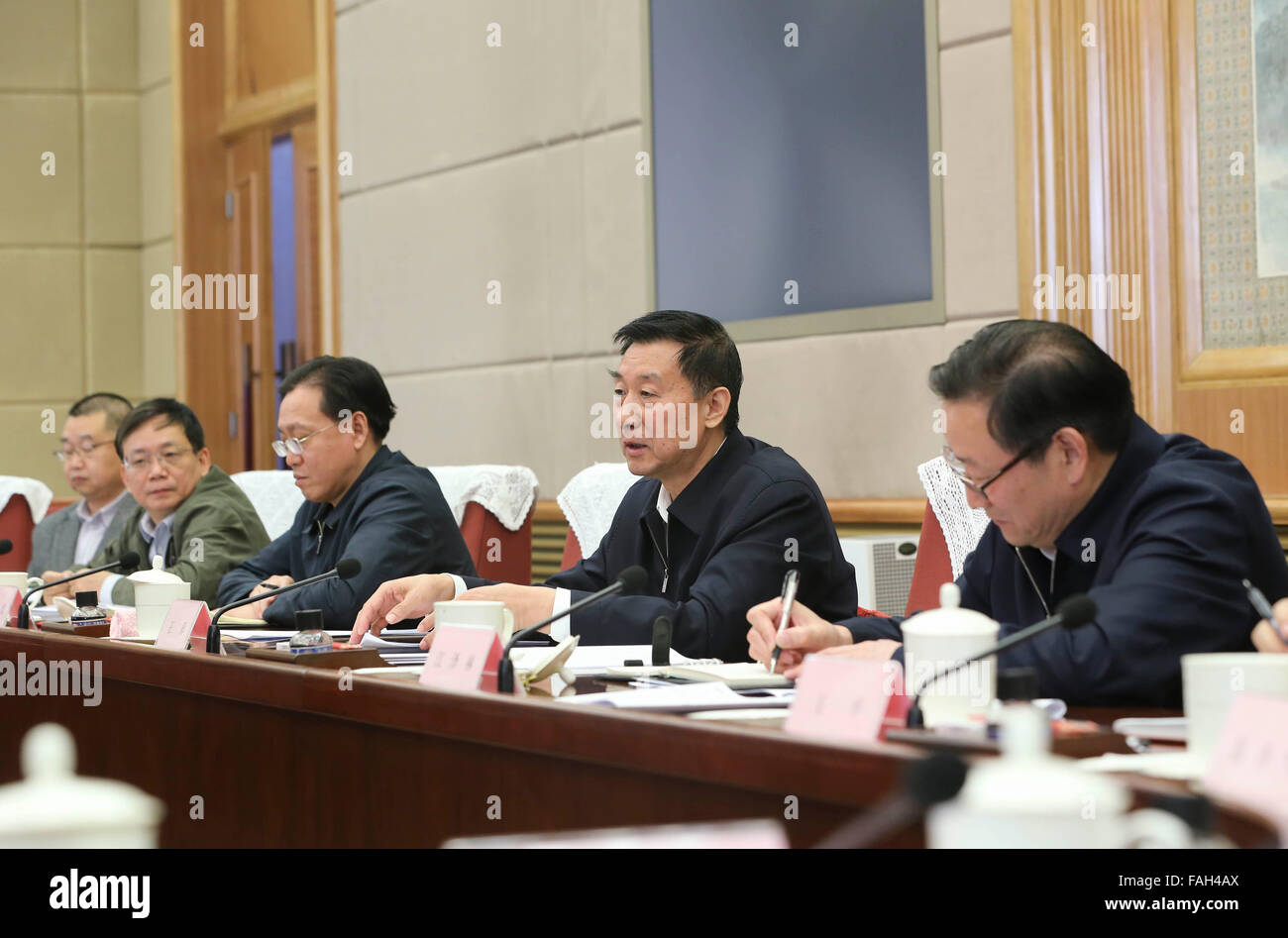 Peking, China. 30. Dezember 2015. Chinesischen Staat Hofrat Wang Yong (2. R) besucht ein Treffen auf Standardisierung unter den Staatsrat in Peking, Hauptstadt von China, 30. Dezember 2015. © Ding Lin/Xinhua/Alamy Live-Nachrichten Stockfoto