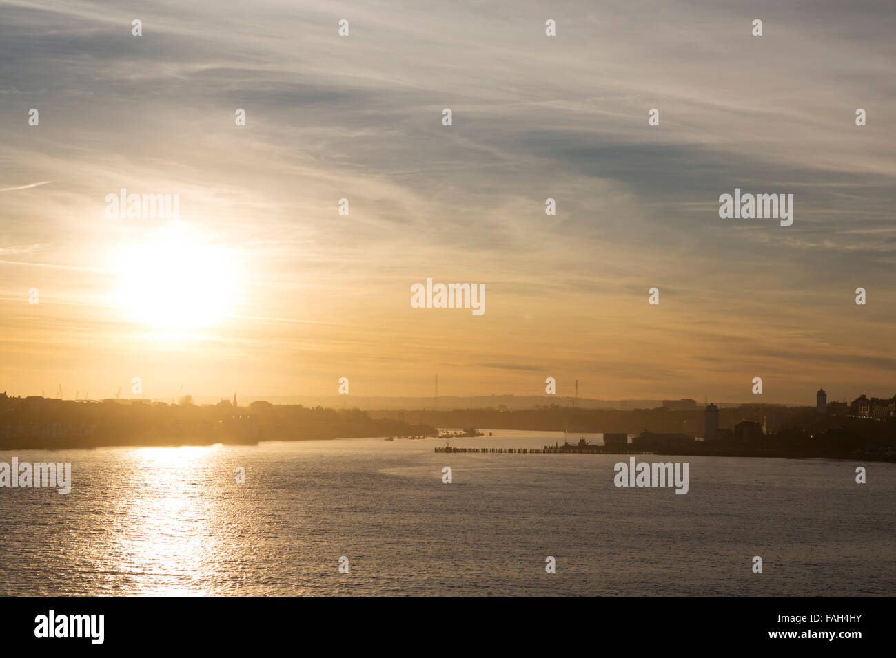 Der Mündung des Flusses Tyne zwischen South und North Shields, England. Die tiefstehende Sonne reflektiert auf dem Wasserweg. Stockfoto