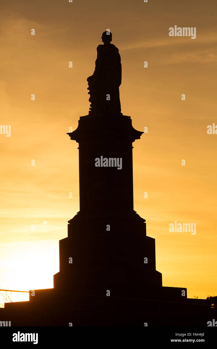 Silhouette des Denkmals für Lord Collingwood bei Tynemouth in Tyne and Wear, England. Das Denkmal mit Blick auf die Nordsee und Stockfoto