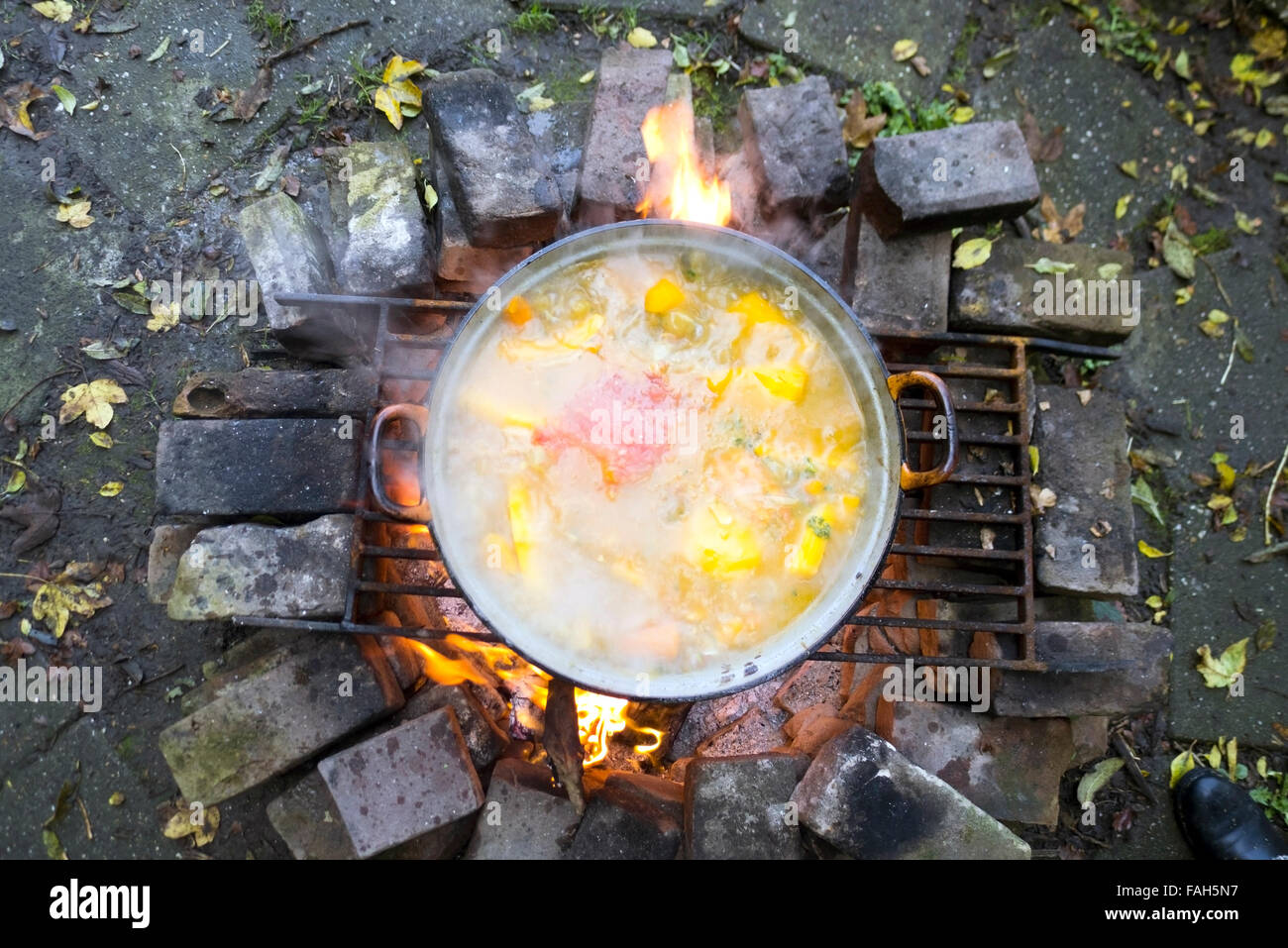 Kürbis auf offenem Feuer im Garten kochen Stockfotografie Alamy