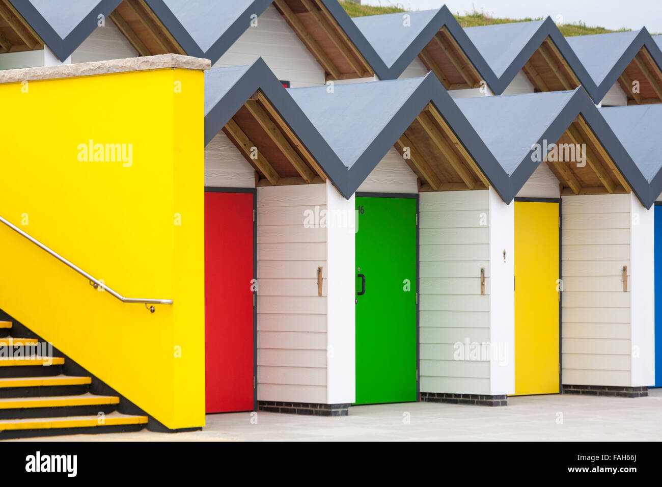 Neue farbenfrohe Strandhütten, farbenfrohe Strandhütten, entlang der Promenade in Swanage, Dorset UK im Mai Stockfoto