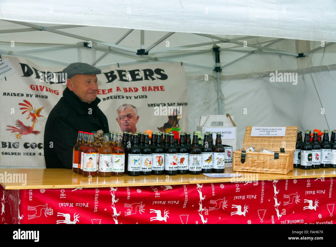 Standbesitzer Verkauf Craft Biere, Weihnachtsmarkt, Jimmys Farm, Wherstead, Ipswich, Suffolk, UK, Dezember 2015 Stockfoto