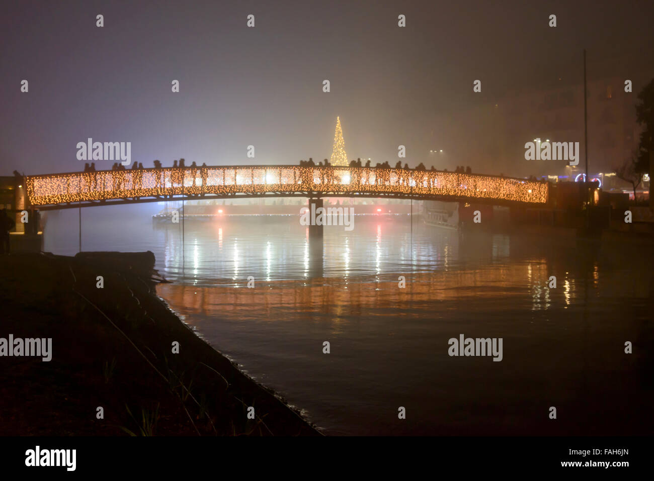 Mailand, Italien - 8. Dezember: Nachtleben im Stadtzentrum zu Weihnachtszeit, gehen die Menschen auf beleuchteten Brücke am restaurierten Darsena. Stockfoto