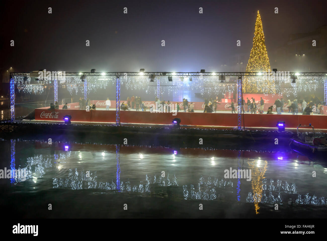 Mailand, Italien - 8. Dezember: Nacht wiederhergestellt Leben im Zentrum der Stadt an Weihnachtszeit, eine schwimmende Eisbahn und Weihnachtsbaum am Ufer an Stockfoto