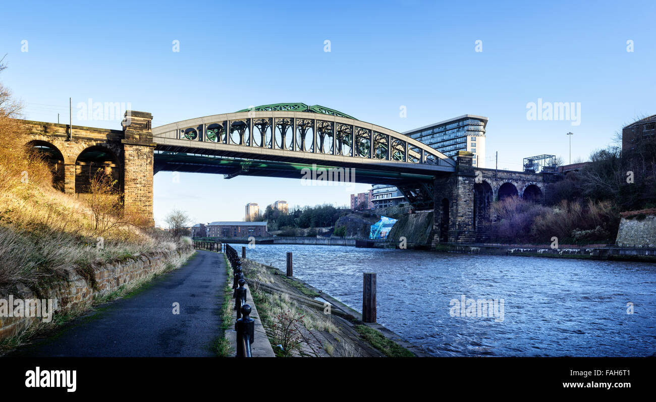Sunderland Eisenbahn- und Straßenbrücken, die Überquerung des Flusses Wear. Stockfoto