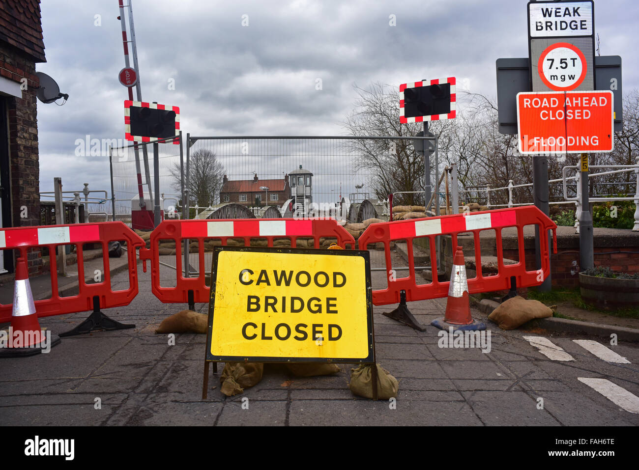 Cawood Bridge, Yorkshire, Großbritannien. 30. Dezember 2015. Hochwasserschutzanlagen und geschlossenen Road bei überfluteten Cawoood überbrücken Yorkshire nach der Fluss Ouse seine Banken Kredit platzen: Paul Ridsdale/Alamy Live-Nachrichten Stockfoto