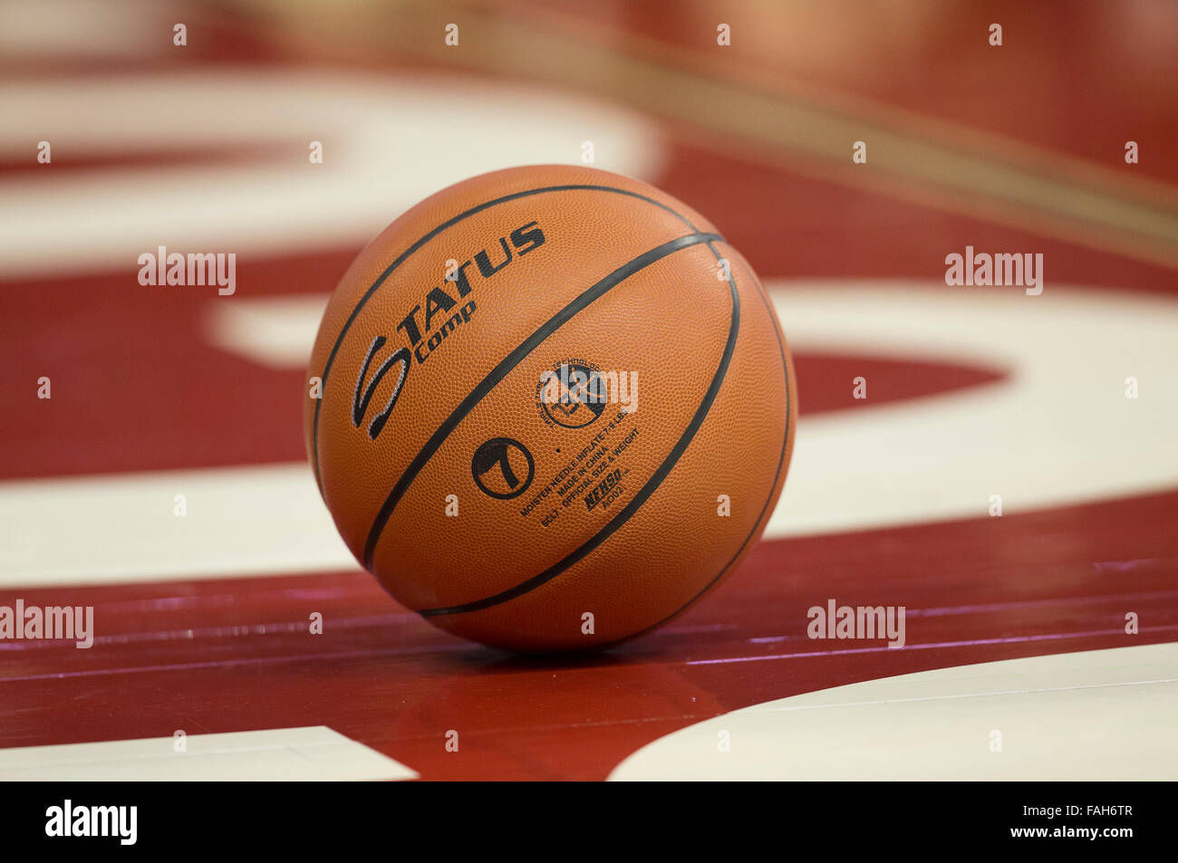 Madison, WI, USA. 29. Dezember 2015. Der Spiele Ball liegt auf dem Boden während der NCAA Basketball-Spiel zwischen Purdue Boilermakers und die Wisconsin Badgers am Kohl Center in Madison, Wisconsin. Purdue besiegte Wisconsin 61-55. John Fisher/CSM/Alamy Live-Nachrichten Stockfoto