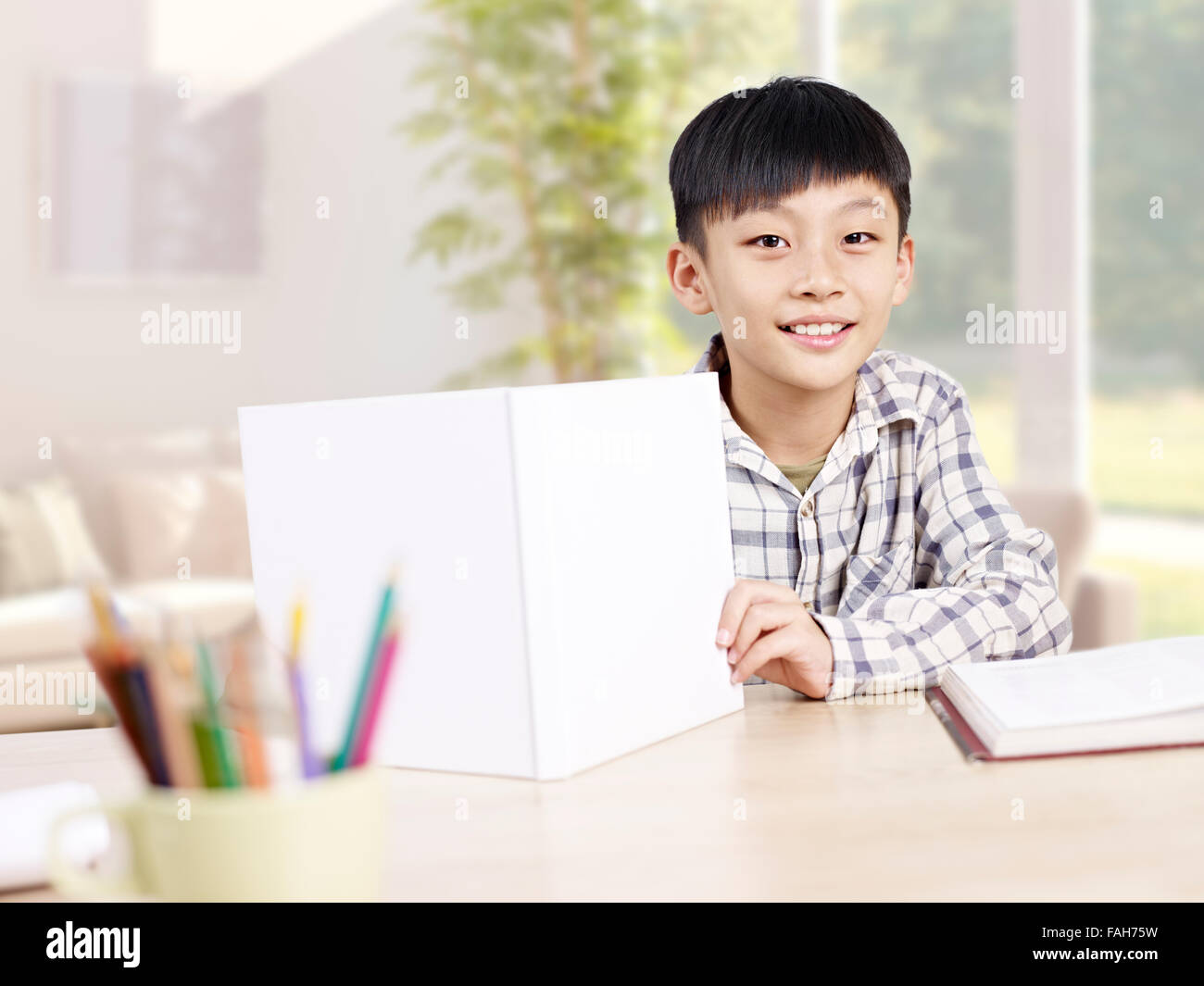 Home Portrait von einer asiatischen elementare Schuljunge Stockfoto