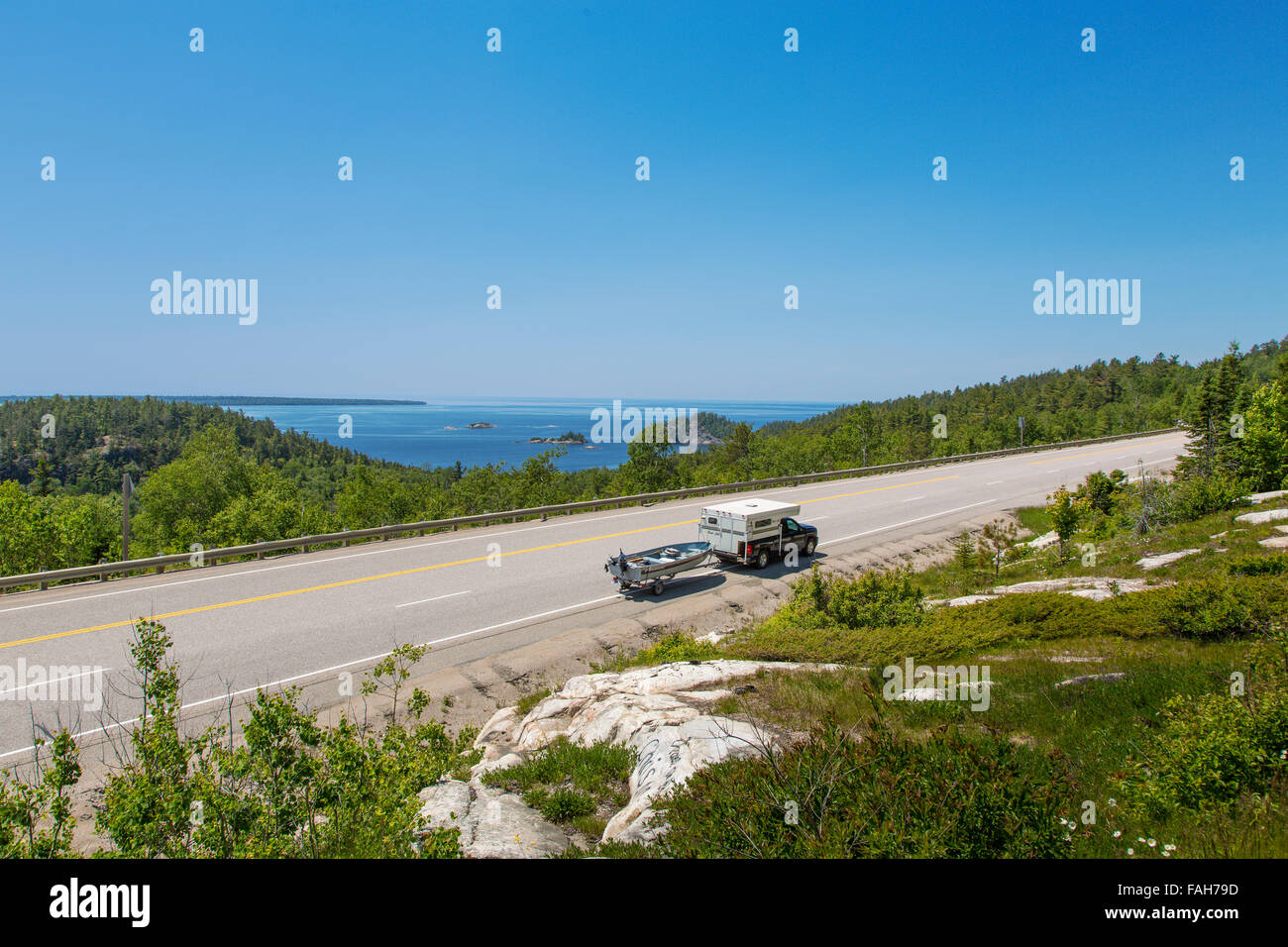RV Camper ziehen Fischerboot auf Highway 17 entlang Lake Superior in Ontario Kanada Stockfoto