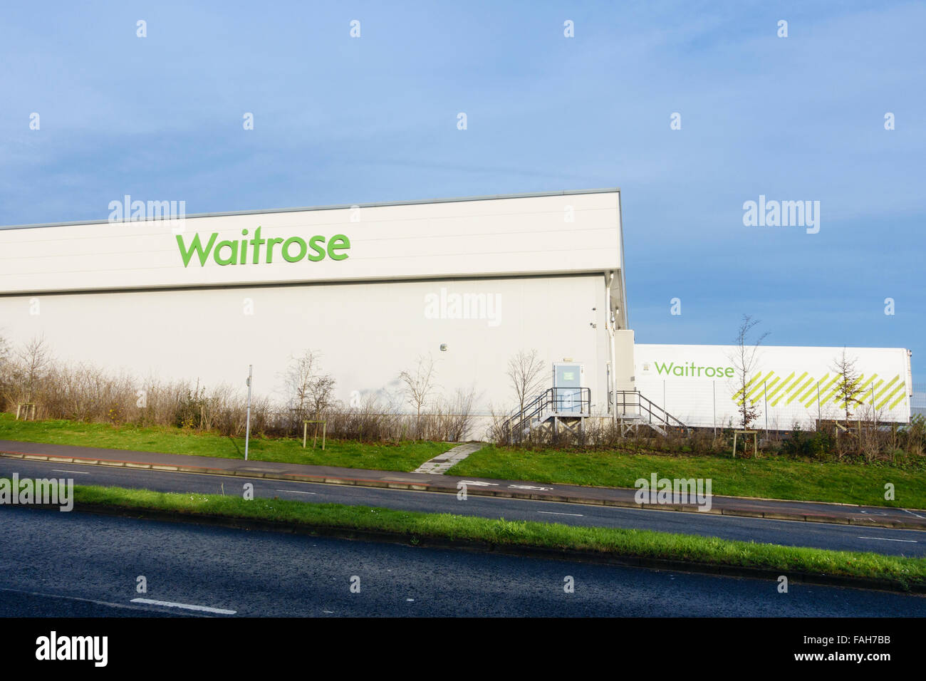 Waitrose Auslieferungslager am Hauptsitz mit Lieferwagen. Im südlichen Industriegebiet Bracknell Berkshire England Großbritannien Großbritannien Stockfoto