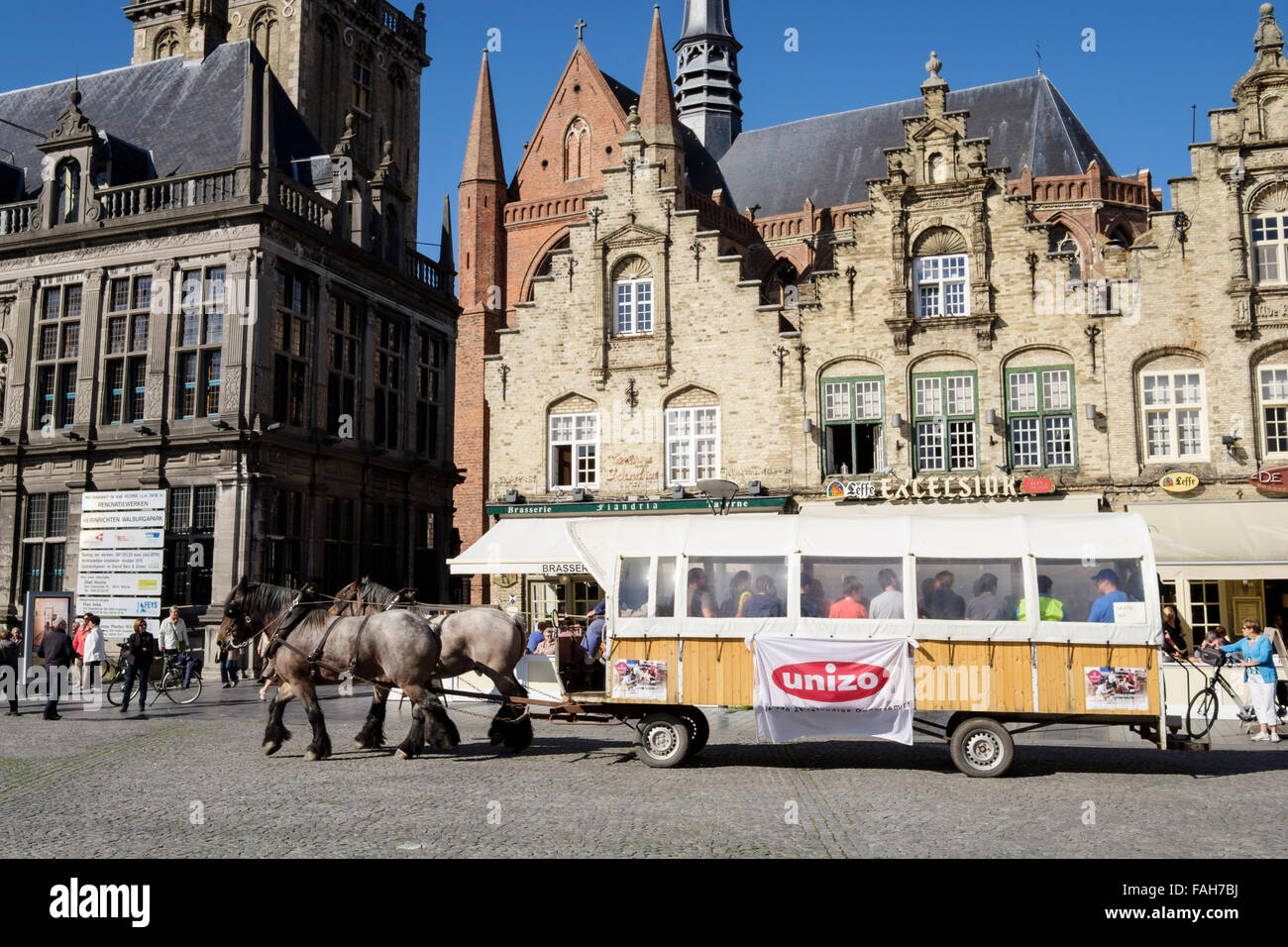 Touristen-Pferd und Kutsche Tour im Marktplatz. Grote Markt, Veurne, West-Flandern, Belgien, Europa Stockfoto