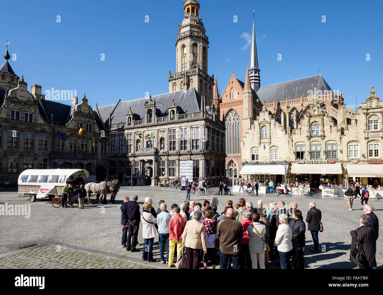 Touristen-Gruppe im Marktplatz mit Old Courthouse und Glockenturm. Grote Markt, Veurne, West-Flandern, Belgien, Europa Stockfoto