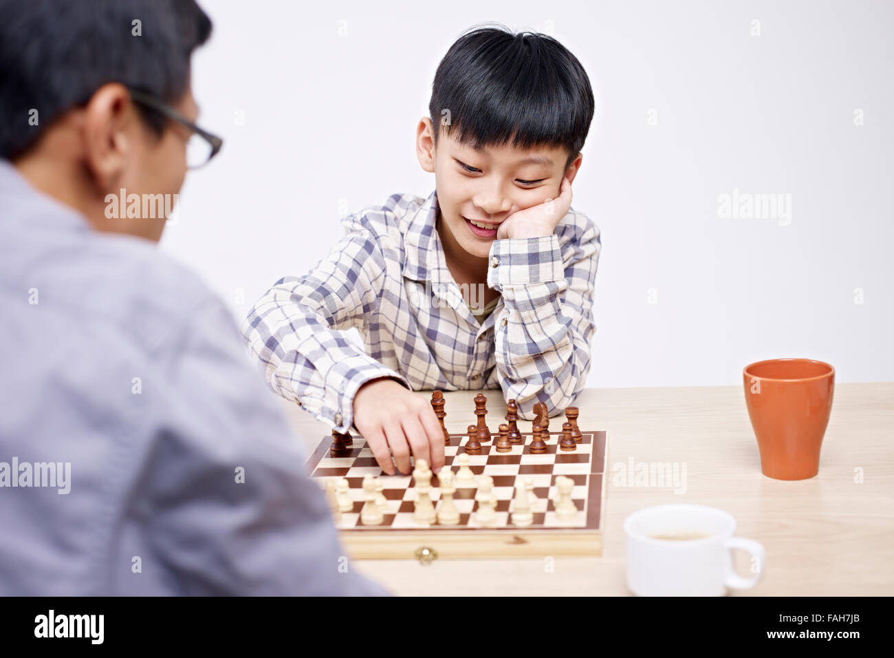 Vater und Sohn spielen Schach Stockfoto