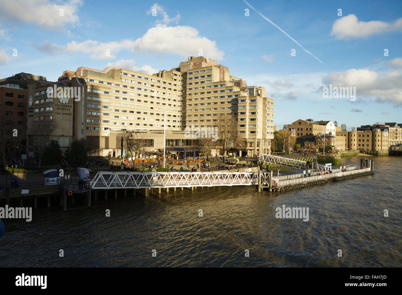 Das Tower Hotel, mit Blick auf die Themse und St Katherines Pier, London, England, UK. Stockfoto