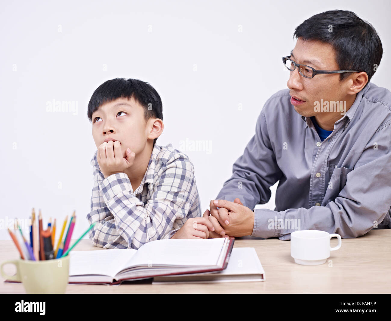 Vater und Sohn haben ein ernstes Gespräch. Stockfoto