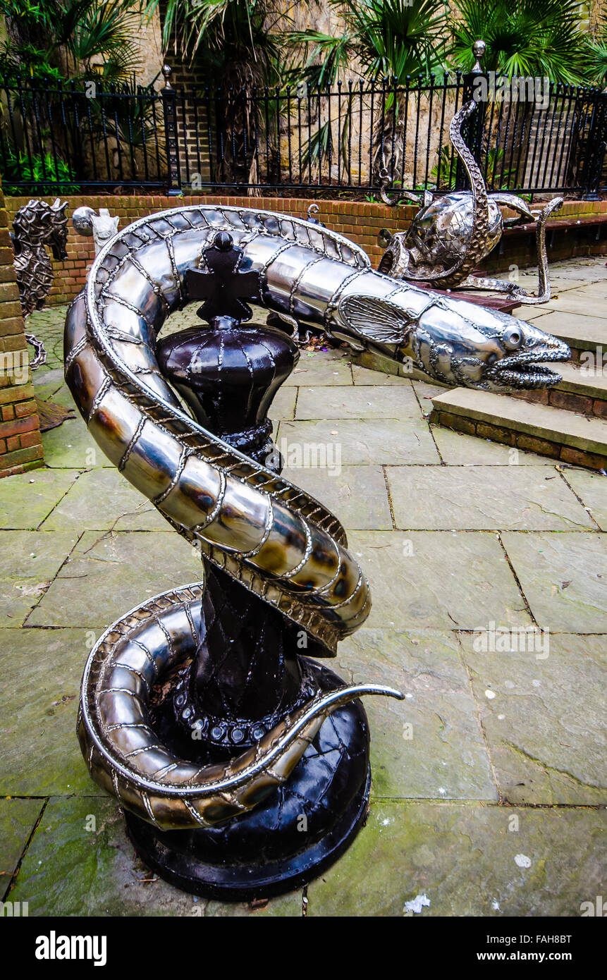 Die riesigen Conger Aal und König Schach Stück Skulptur nun schmücken Butlers Lücke in Hastings Altstadt von Leigh Dyer Stockfoto