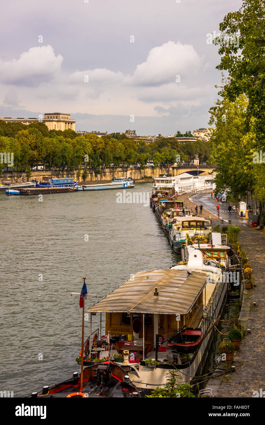 Boote am Ufer in der europäischen Stadt Paris In Frankreich Stockfoto