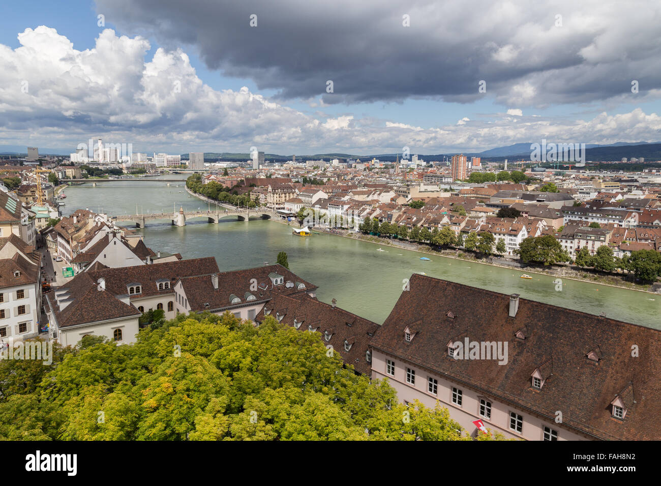Blick auf Basel-Stadt von einem der Türme der Kathedrale. Stockfoto