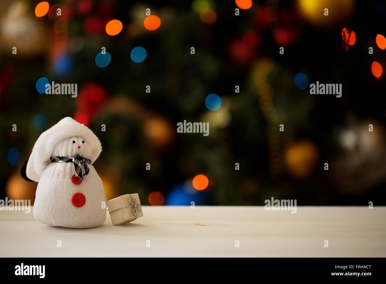 Schneemann auf einem Weihnachtsbaum-Hintergrund Stockfoto