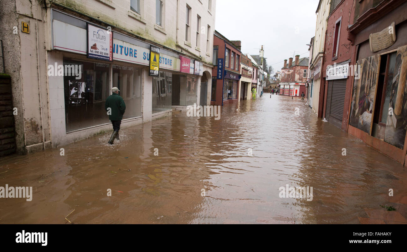 Whitesands, Dumfries, Scotland, UK. 30. Dezember 2015. 30.12.15 Flooding, Fluss Nith, auf Brüder Vennel blickte zu Whitesands, Dumfries, Scotland Kredit: South West Bilder Schottland/Alamy Live News Stockfoto