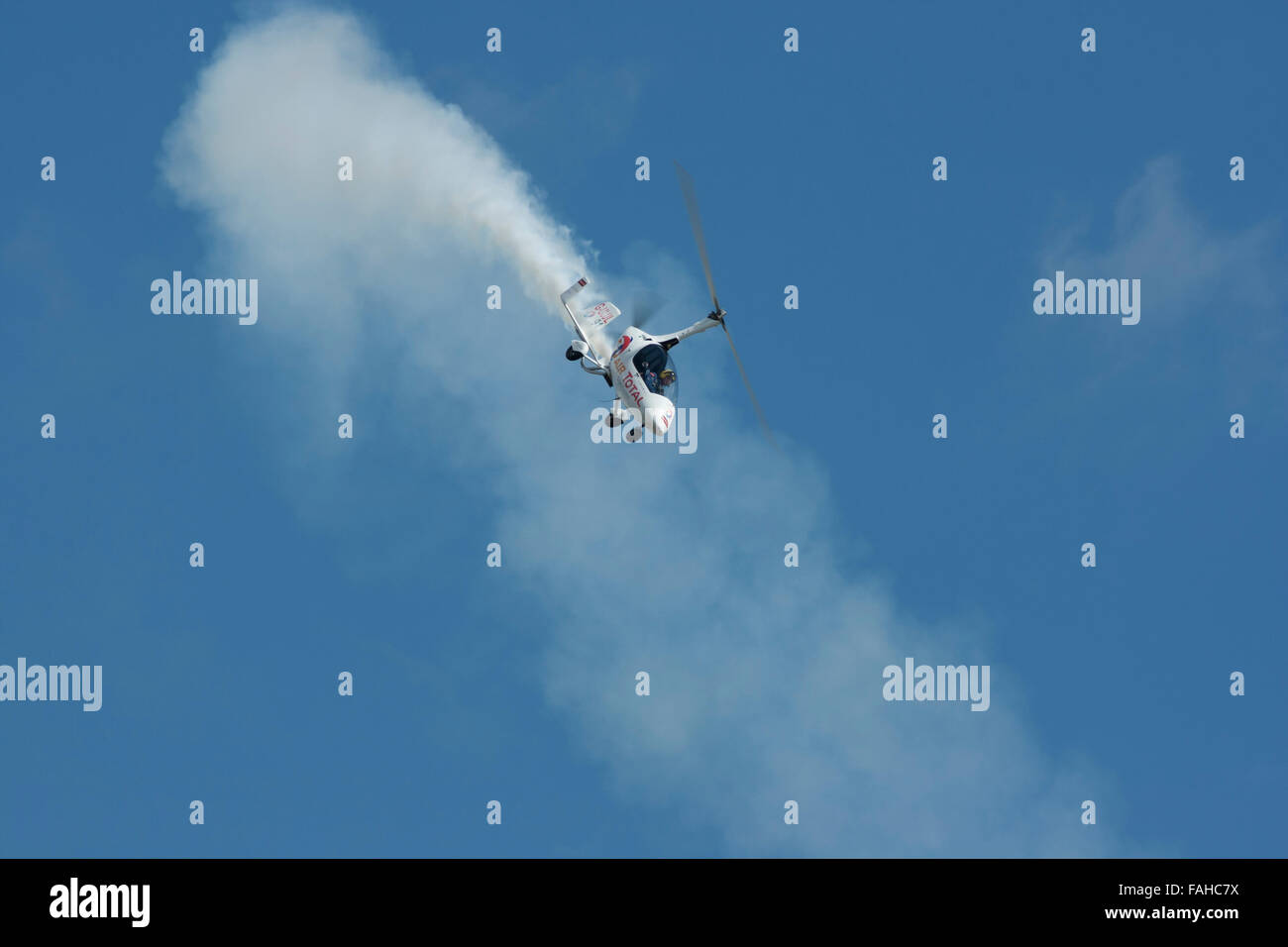 G-EE WIZ Gyrocopter geben eine Kunstflug display Stockfoto