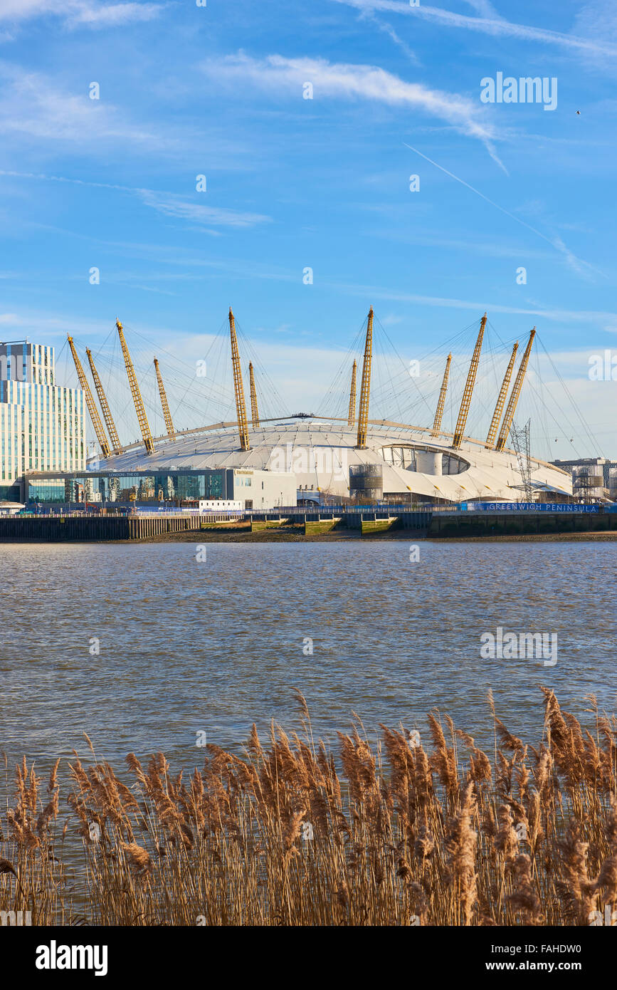LONDON, UK - 28. Dezember: The O2 Centre, früher bekannt als Millennium Dome, an einem sonnigen blauen Himmel Tag. 28. Dezember 2015 in London Stockfoto