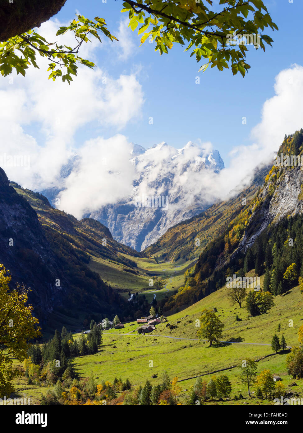 Wanderweg in einer idyllischen natürlichen Bergtal im Schweizer Hochland (Gental, Berner Oberland, Schweiz). Stockfoto