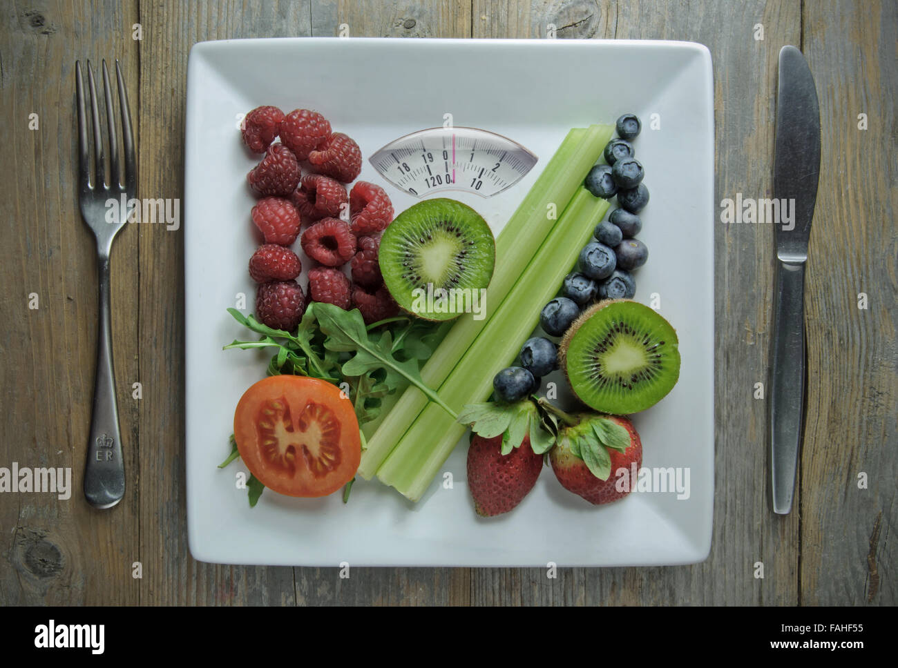Platte mit Bad skaliert mit Obst und Gemüse Stockfoto