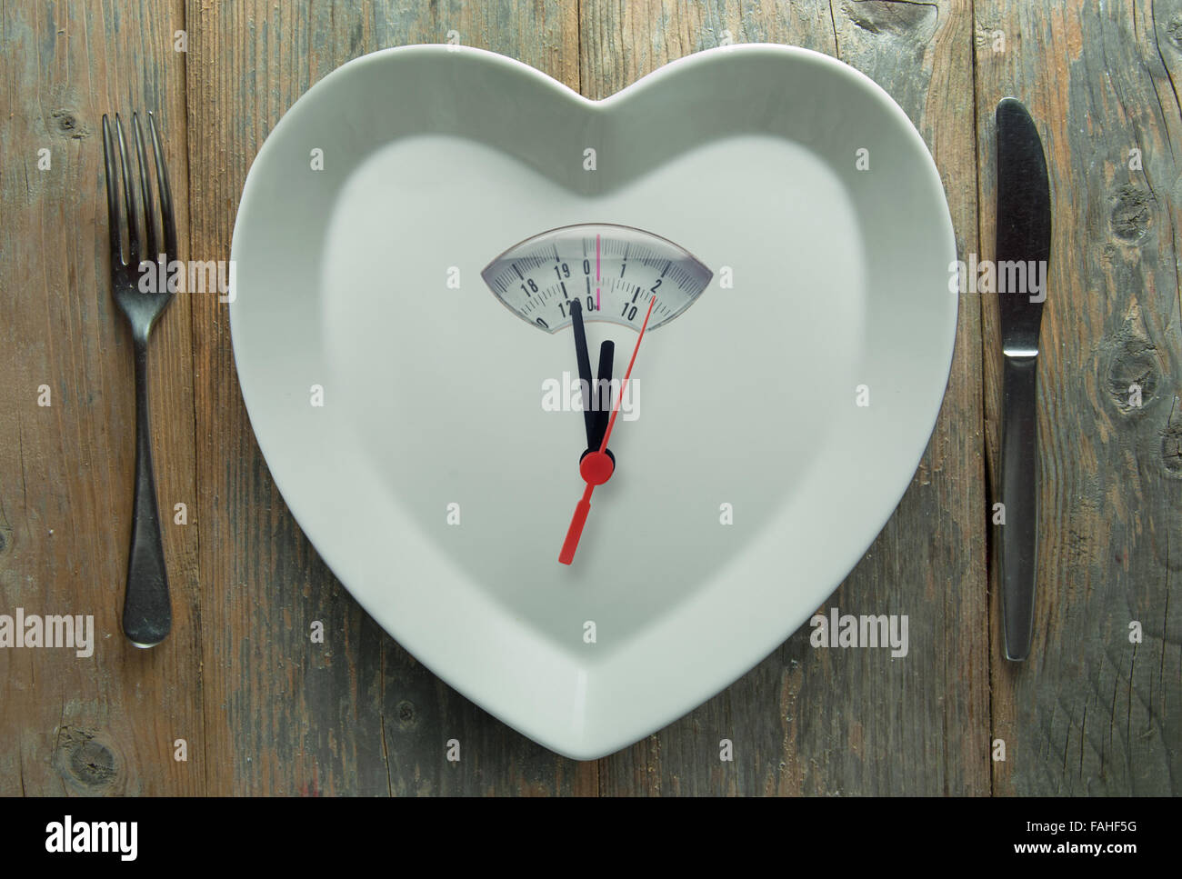 Zeit für Diät-Konzept, Herz-Form-Platte mit Gewicht monitor Stockfoto