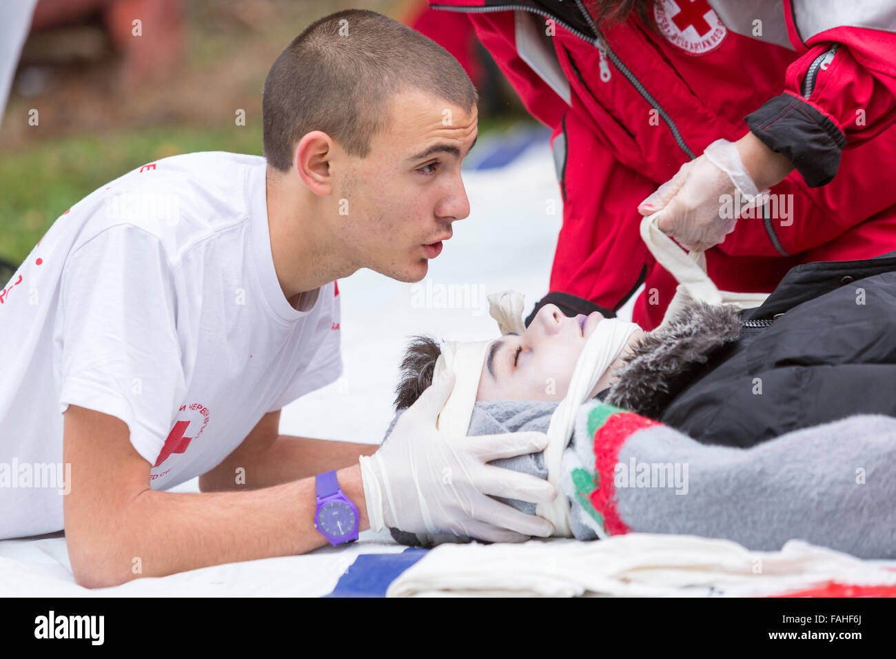 Sofia, Bulgarien - 5. Dezember 2015: Freiwillige aus der bulgarischen Roten Kreuzes Jugendorganisation ein Training o beteiligen sich Stockfoto